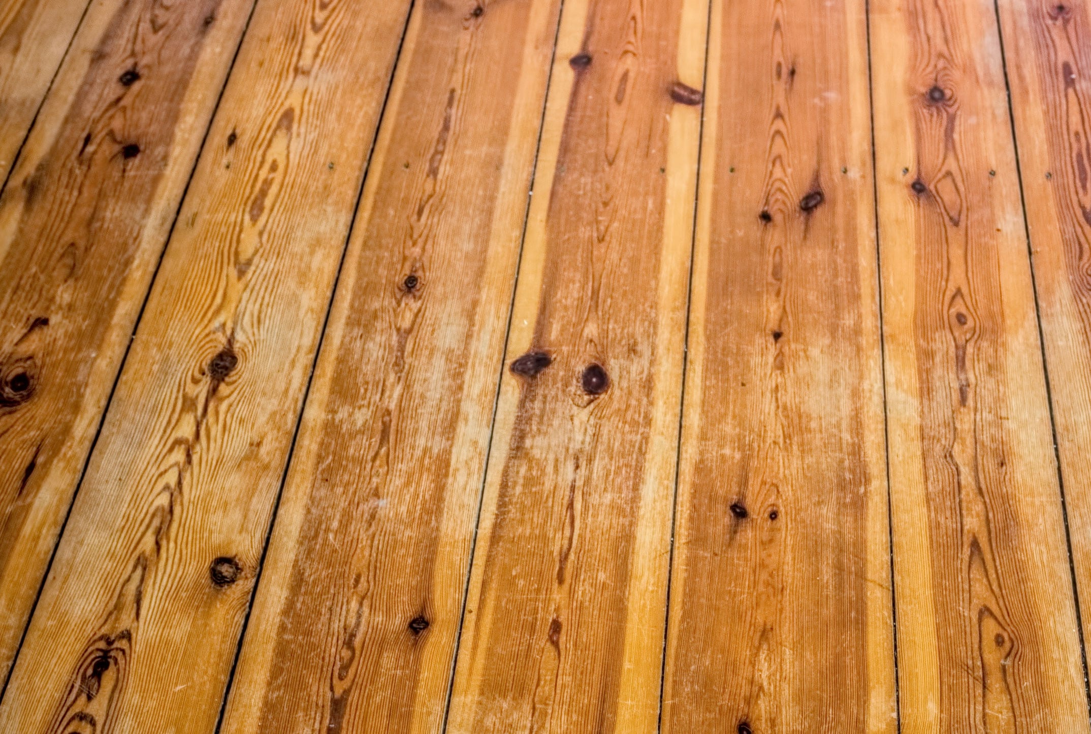 Kratzer im Holzboden entfernen