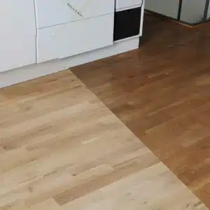Holzboden mit abgeschliffener Teilfläche im Vergleich zum unbehandelten Bereich