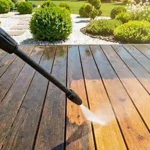 Terrassendielen werden gereinigt als Vorbereitung für Entgrauung und Ölbehandlung