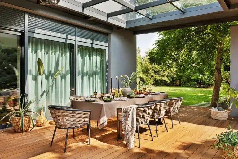 Gereinigte Holzterrasse mit gedecktem Esstisch und Blick in den Garten