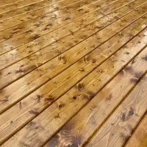 Gereinigte Terrassendielen mit sichtbarer Maserung und warmer Farbwirkung