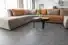 Neu gefärbter Linoleumboden in Anthrazit im modernen Wohnzimmer