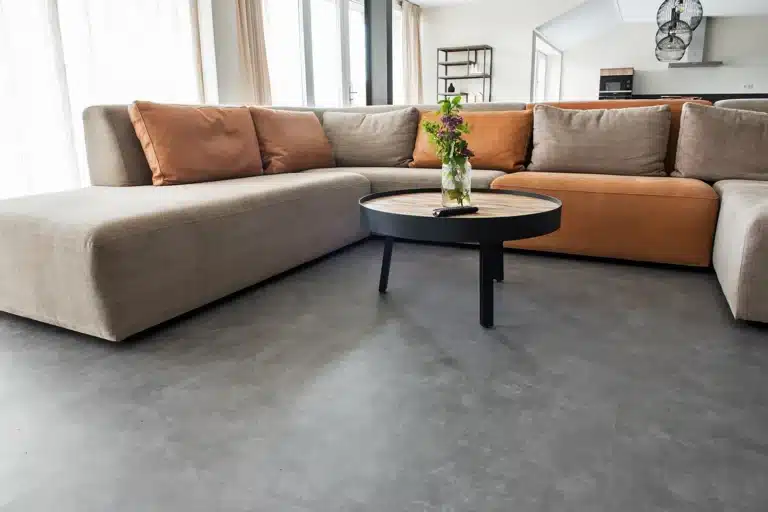 Neu gefärbter Linoleumboden in Anthrazit im modernen Wohnzimmer